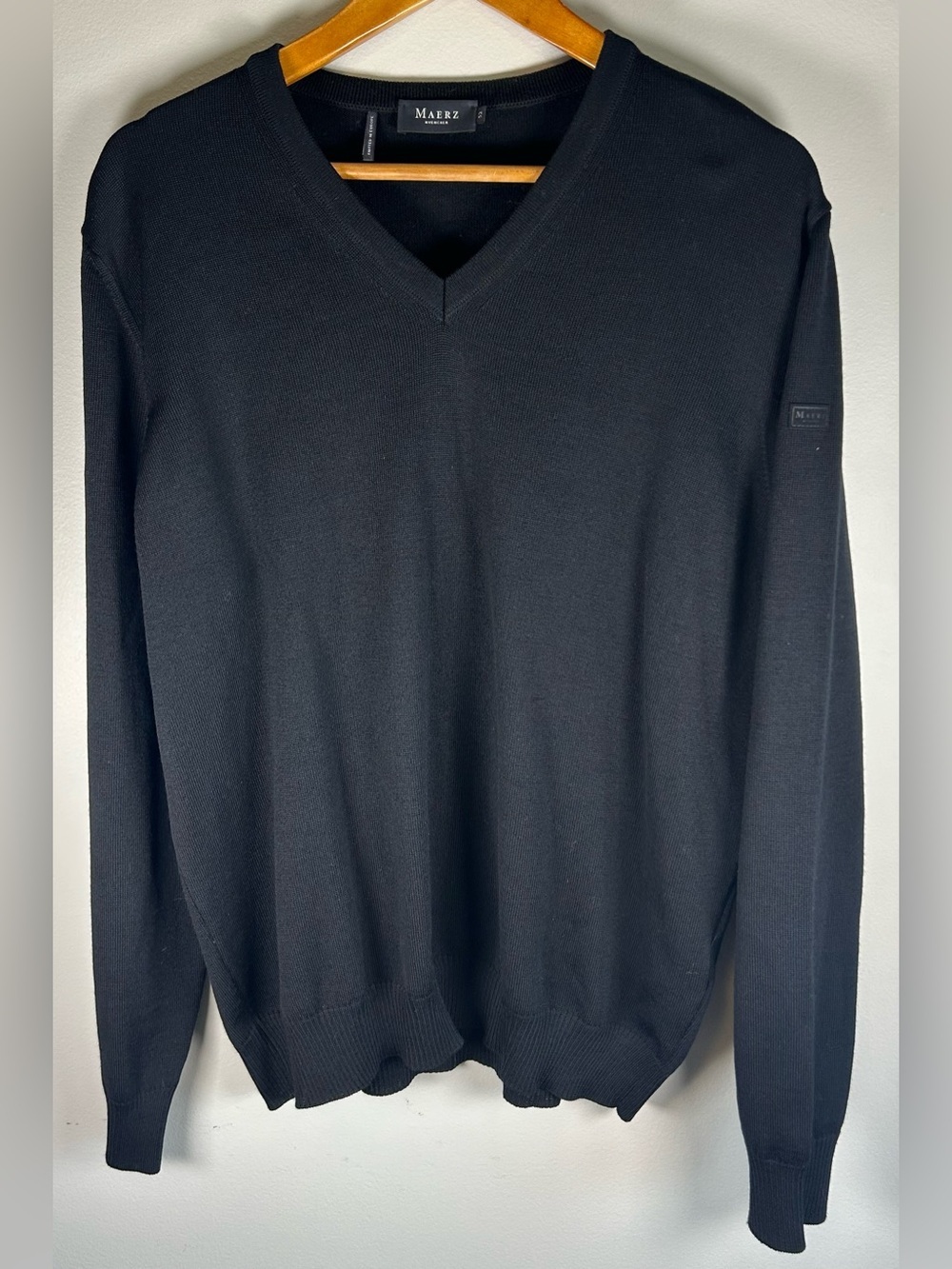 Maerz Meunchen Men’s Sweater Pullover Size 52 Black V Neck 100% Virgin Wool NWOT